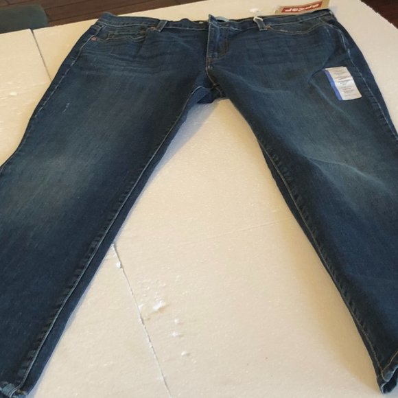 LEVI’s Designed with a laid-back, easy fit midrise. 515 NWT - Picture 4 of 11